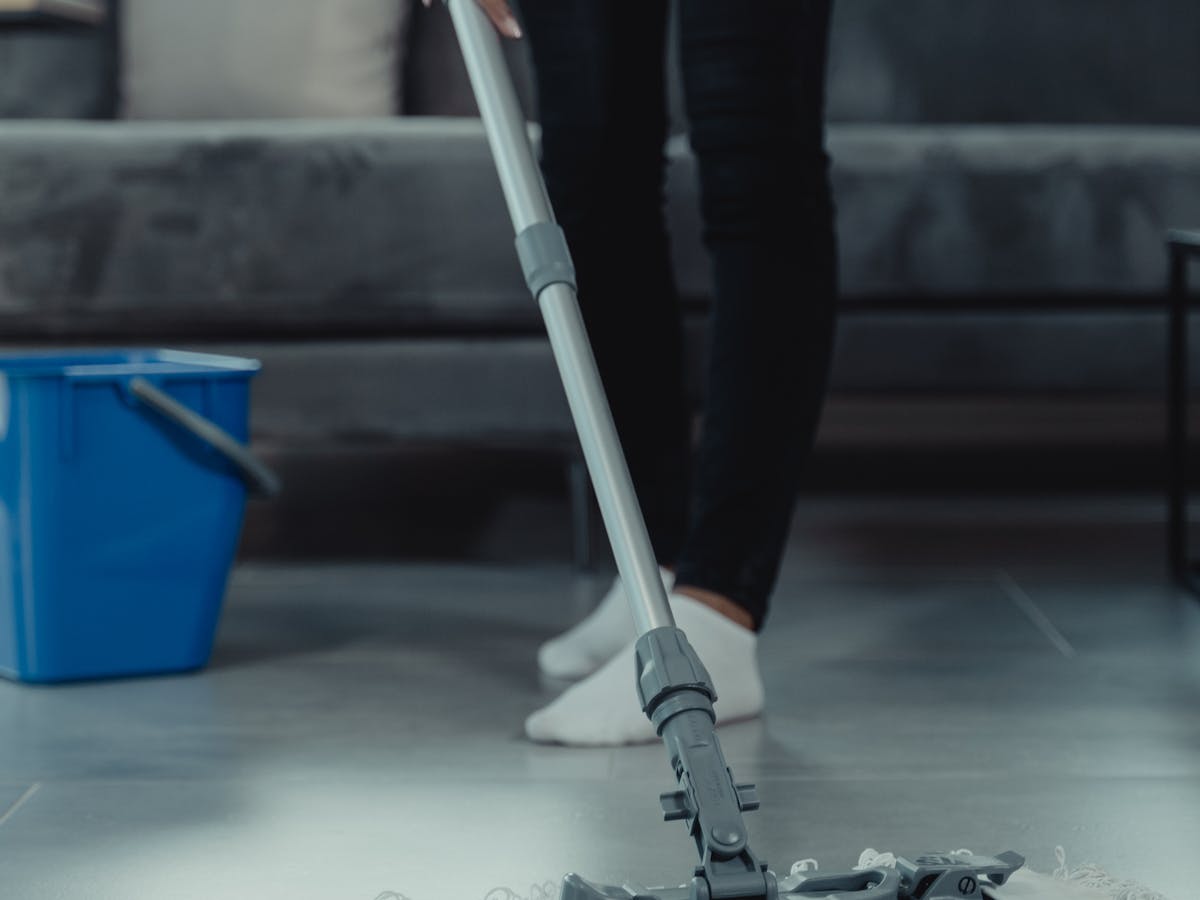 Bodenreinigung mit Wischsystem und blauem Eimer