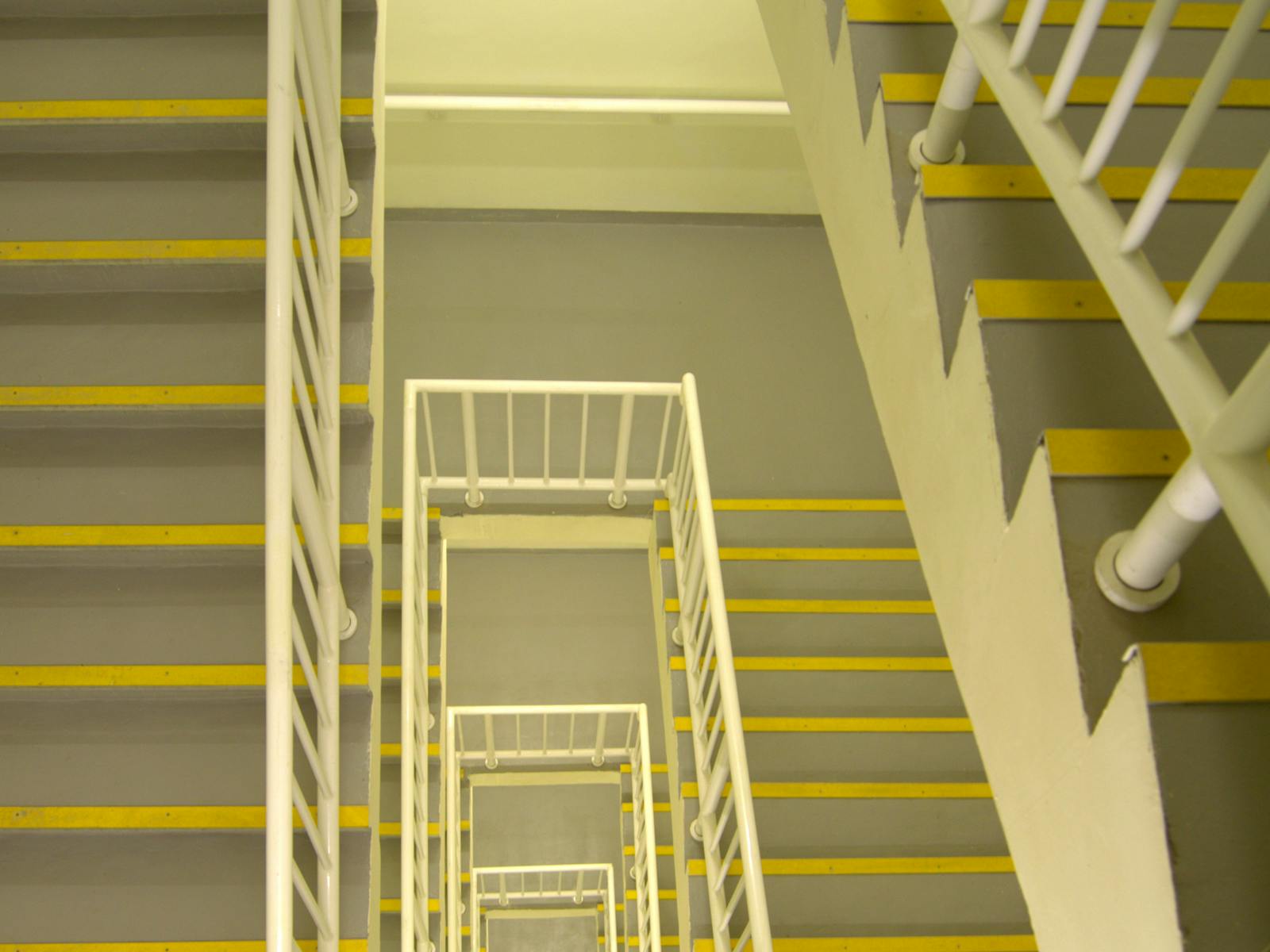 Treppenhaus mit gelben Stufenkanten in einem Gewerbeobjekt