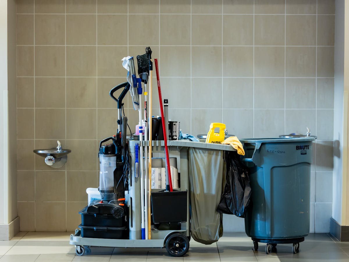 Professioneller Reinigungswagen mit Werkzeug für Bauendreinigung